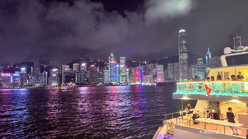 香港，致尊敬的听众朋友们